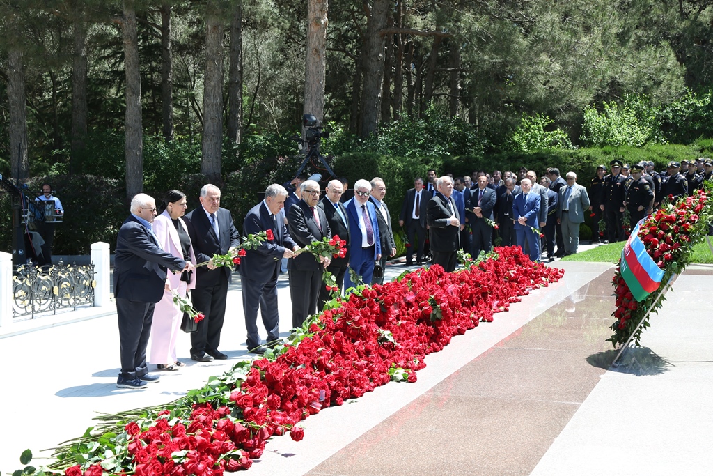 AMEA-nın kollektivi Ümummilli Lider Heydər Əliyevin məzarını...