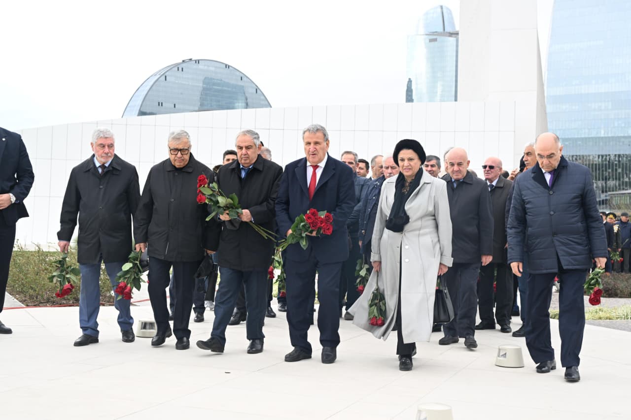 AMEA-nın kollektivi Zəfər parkında şəhidlərimizin xatirəsini...